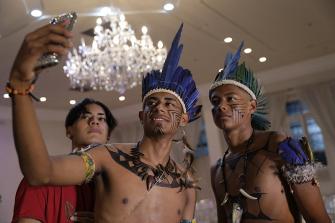 La moda indígena como 'medio de resistencia' en Brasil