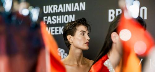 Los diseñadores ucranianos cambian las colecciones de la semana de la moda por prendas militares