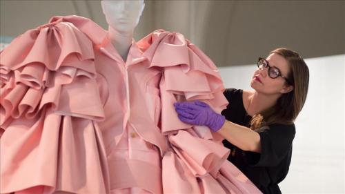 Dior y Balenciaga se unen en una mágica y única exposición en el FIT de Nueva York
