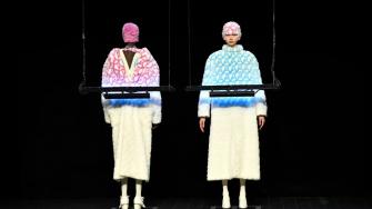 Anrealage presenta una colección que cambia de color en la Semana de la Moda de París Otoño 2023